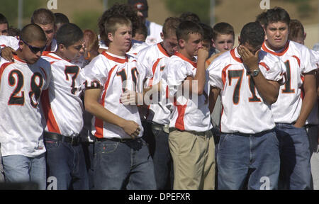 (Veröffentlicht 18.10.2003, NC-3, NI-1; SignOn wöchentliche Galerie: 20.10.2003) SLmemorial212644x001/Oct 17---The Escondido High School Varsity Fußballmannschaft wurde sehr emotional während das Denkmal für Teamate Alex Hernandez am Escondido hohe Fußballplatz nur nach der Schule Freitag Nachmittag. Hernandez war diese Woche bei Autounfall getötet.  Foto/Scott Linnett Stockfoto