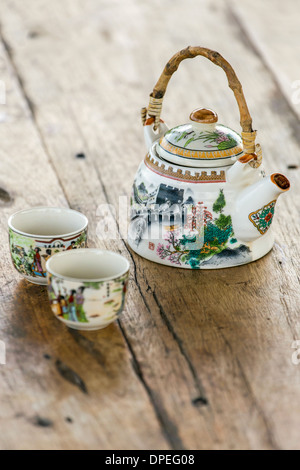 Chinesisches Porzellan Teekanne und zwei Tassen auf einem Holztisch Stockfoto
