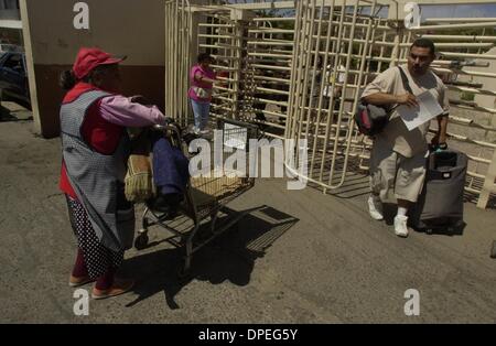 (Veröffentlicht 07.06.2004, b-2:1, 3; UTS1812350) Dolores Huerta, 71, ruht auf ihrem Warenkorb direkt vor den Drehkreuzen an einer Straßenecke in Tijuana. Für ein paar Pesos befördern sie jedermanns Sachen von hier aus zu einem Taxistand und Bushaltestelle. Geschäft ist besser am Ende der Woche Menschen mit Gütern kehren zu Tauschbörsen über das Wochenende zu verkaufen. Peggy Peattie Foto Stockfoto