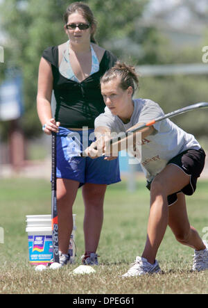 (Veröffentlicht 20.07.2006, NI-8, NC-8)  12. Juli 2006, Escondido, Kalifornien. ESCONDIDO-Kit Carson Park. MORGAN ALBINI (22-rechts-grau t-Shirt), ehemalige High Schooler von San Pasqual jetzt gehen an der Indiana University ALEXA KOWNACKI dunkle Spitze (13-Hintergrund) und eine Sonnenbrille zeigte-von Rancho Bernardo hoch) den richtigen Schwung in fangen Sie Hockey auf. Obligatorische Credit: Foto von Don Kohlbauer / San D Stockfoto