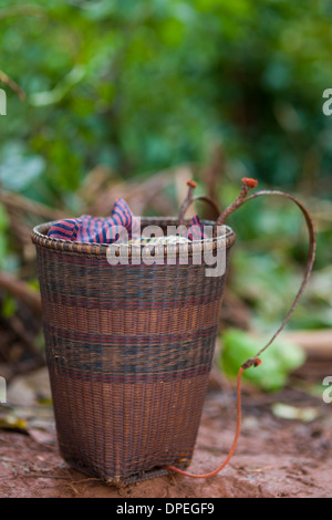Tompuon (Tampuan) Minderheit Korb - Provinz Ratanakiri, Kambodscha Stockfoto