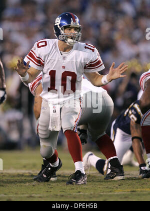 (Veröffentlicht 27.09.2005, Signon) quarterback 9/25/2005.New York Giants Eli Manning drehte sich um und ein akustisches an der Line Of Scrimmage wegen der Menge Lärm nennen. UT/DON KOHLBAUER Stockfoto