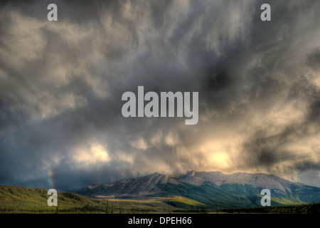 Gewitterwolken über die Palisaden, Jasper Nationalpark, Alberta, Kanada Canadian Rockies Stockfoto