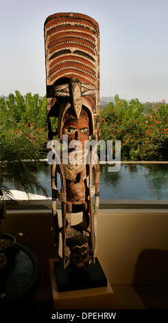 (Veröffentlichte 22.10.2006, f-4) 25. September 2006, RANCHO SANTA FE, CA, USA  A neue Insel Malanggan-Figur, einer der Stücke Sammler NED und MINA SMITH um die San Diego Museum of Art-Ausstellung Ausleihe wird war auf ihre Rancho Santa Fe Home. Mandatory Credit: Foto von Dan Trevan/San Diego Union-Tribune/Zuma Press. Copyright 2006 San Diego Union-Tribune Mandatory Cr Stockfoto
