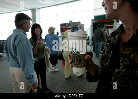 (Veröffentlichte 27.09.2006, b-1)  26. September daran gehindert, 2006 San Diego CA Recent Flughafen Bedenken Passagiere Mitnahme von Flüssigkeiten an Bord von Flügen.  In den letzten Tagen wurde die Regeln gelockert, aber Sie müssen kaufen Getränke neben dem Tor.   JANINE MASON(cq), Recht, hielt sich an ihrem XXL Tee vor dem Einsteigen eines Fluges nach Salt Lake City, UT Dienstag am Lindbergh Field.  John Gas Stockfoto