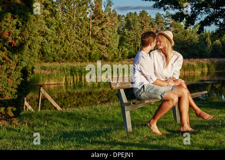 Romantisches Brautpaar auf Parkbank, Hotels, Schweden Stockfoto