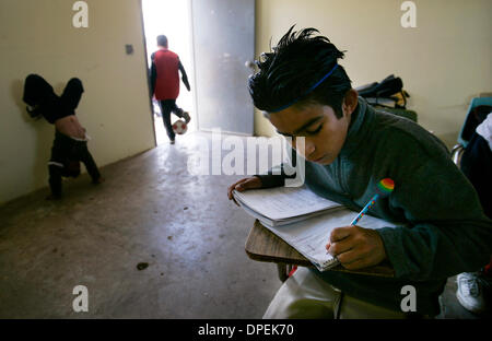 (Veröffentlichte 17.06.2006, e-10)  1. Juni 2006, Rosarito, Baja California, Mexiko. RAUL GARCIA, 13, macht seine Hausaufgaben nach dem Frühstück in das Waisenhaus Klasse nach dem Frühstück. Rancho del Nino Nueva Vida de Playas de Rosarito ist Heimat von etwa 20 jungen und ein paar Mädchen im Alter von fünf bis 15. Die Jungs haben ihre Aufgaben und obligatorische Studie vor der Schule in der afterno Stockfoto