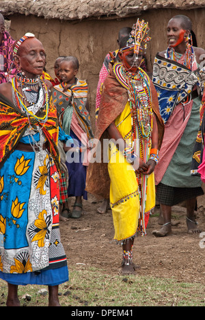 Braut Brautkleid, Schmuck und Gesichts-Farbe für eine Verabschiedung eines Masai gekleidet Hochzeit in einem Dorf, Masai Mara, Afrika Stockfoto