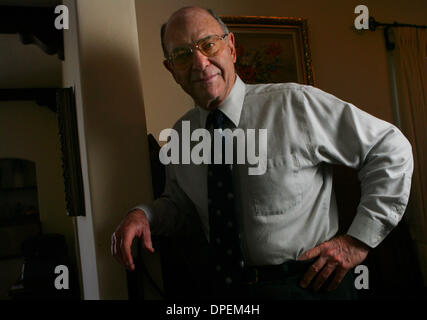 (Veröffentlicht 10.05.2006, a-1)  6. Mai 2006, San Diego, Kalifornien, USA ...  In seiner Heimat Dr. Jack Rinde Pathologe für Alvarado Medical Center, einer der ursprünglichen Ärzte dort.   Obligatorische Credit: Foto von Nelvin C. Cepeda/San Diego Union-Tribune/Zuma Press. Copyright 2006 San Diego Union-Tribune Stockfoto