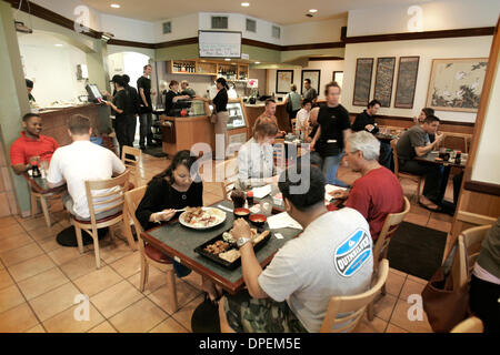 (Veröffentlichte 18.05.2006, N & D-39)  10. Mai 2006, San Diego, Kalifornien, USA For Mai 18 Street-Spot der Woche. Up/Überprüfung der verschobenen Sushi Deli 1 in Hillcrest, ehemals Innenstadt.  Obligatorische Credit: Foto von Scott Linnett/San Diego Union-Tribune/Zuma Press.  Copyright 2006 San Diego Union-Tribune Stockfoto