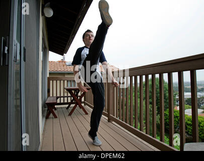 (Veröffentlichte 17.05.2006, NC-4) 10. Mai 2006, praktiziert Del Mar, Kalifornien, USA NIC Schaft (CQ), ein Neuling in der High School, irischen Volkstanz in seinem Haus in Del Mar, Kalifornien.  Schaft platziert nur 6. in der Welt für jungen 15 und jünger für diese Art des Tanzes in den irischen Tanz-Weltmeisterschaften im April.  Mandatory Credit: Foto von Nadia Borowski Scott/San Diego Union-Tribune / Stockfoto