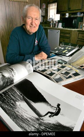 19. Mai 2006, Carlsbad, Kalifornien, USA Portrait des prominenten Surf-Fotografen LEROY GRANNIS, 88, an seinem Esstisch Umweg über Dias und negative. Im Vordergrund steht eine Kopie von seinem vor kurzem veröffentlichten Buch mit dem Titel Leroy Stockfoto