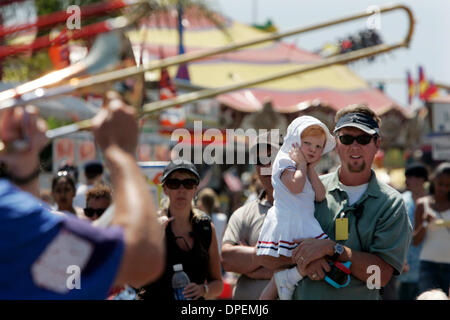 (Veröffentlichte 05.07.2006, b-1) 4. Juli 2006 Del Mar, zog CA. USA The Sidewalk Stompers Clown Band eine Menge Dienstag an der San Diego County Fair, aber ELLA BECK, 2, hielt ihre Hände, ihre Ohren während der Aufführung. Ihr Vater RUSSELL BECK, arbeitet im Bereich in der Mitte der Messe. Obligatorische Kredit: Foto von Peggy Peattie/San Diego Union-Tribune/Zuma Press. Copyright 2006 San Diego Uni Stockfoto