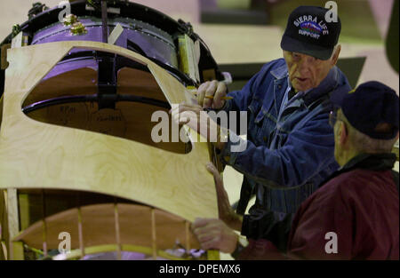 (veröffentlichte 20.02.2003; B-1:2) - Glenn Jones, links, mit John Rusnak, positionieren Sie die Cockpit-Abdeckung über dem Cockpit der Sopwith Pup WWI Royal Flying Corps Scout Doppeldecker sie im San Diego Aerospace Museum in El Cajon bauen. Peggy Peattie Foto Stockfoto