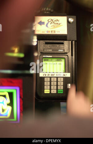 (Veröffentlicht 14.09.2003, a-1) Nahaufnahme eines ATM Neugeräte an Spielautomaten als Karte befestigt ist durch sie von Casino-Mitarbeiter ROBERT REINES geklaut.  U/T Foto CHARLIE NEUMAN Stockfoto