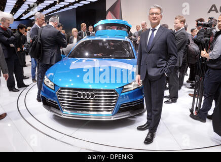 Detroit, USA. 13. Januar 2014. CEO der deutschen Automobilhersteller Audi, Rupert Stadler (vorne), stellt der Audi Showcar Allroad Shooting Brake am ersten Pressetag von der North American International Auto Show (NAIAS) in Cobo Center Detroit in Detroit, USA, 13. Januar 2014. NAIAS läuft vom 13. bis 26. Januar 2014, anfangs, dass es nur für die Presse und Auto Händler, später für die Öffentlichkeit als auch offen. Foto: ULI DECK/DPA/Alamy Live-Nachrichten Stockfoto