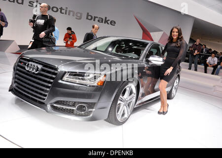 Detroit, USA. 13. Januar 2014. Der Audi S8 ist am ersten Pressetag von der North American International Auto Show (NAIAS) in Cobo Center Detroit in Detroit, USA, 13. Januar 2014 vorgestellt. NAIAS läuft vom 13. bis 26. Januar 2014, anfangs, dass es nur für die Presse und Auto Händler, später für die Öffentlichkeit als auch offen. Foto: ULI DECK/DPA/Alamy Live-Nachrichten Stockfoto