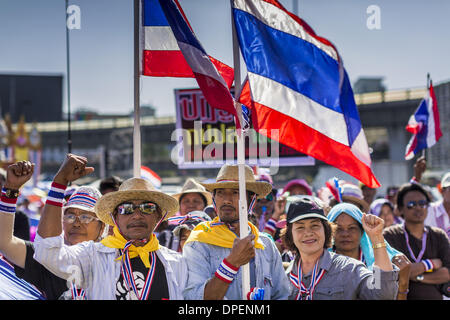 Bangkok, Thailand. 14. Januar 2014. Thai Anti-Regierungs-Demonstranten am Victory Monument. Zehntausende von Thai Anti-Regierungs-Demonstranten weiterhin blockieren die Straßen von Bangkok Dienstag zum Herunterfahren der thailändischen Hauptstadt. Der Protest, '' Abschaltung Bangkok, '' soll mindestens eine Woche dauern. Herunterfahren-Bangkok ist von Peoples demokratische Reform Committee (PRDC) organisiert.  Gab es Shootings fast jeden Abend an verschiedenen Protesten Standorten rund um Bangkok, aber Herunterfahren Bangkok hat bisher friedlich. Bildnachweis: ZUMA Press, Inc./Alamy Live-Nachrichten Stockfoto