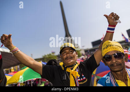 Bangkok, Thailand. 14. Januar 2014. Thai Anti-Regierungs-Demonstranten feuern während ein Lautsprechers Hausmeister Premierministerin Yingluck Shinawatra am Siegesdenkmal verurteilt. Zehntausende von Thai Anti-Regierungs-Demonstranten weiterhin blockieren die Straßen von Bangkok Dienstag zum Herunterfahren der thailändischen Hauptstadt. Der Protest, '' Abschaltung Bangkok, '' soll mindestens eine Woche dauern. Herunterfahren-Bangkok ist von Peoples demokratische Reform Committee (PRDC) organisiert. Bildnachweis: ZUMA Press, Inc./Alamy Live-Nachrichten Stockfoto