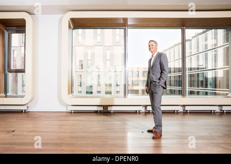 Geschäftsmann, stehend im Büro Stockfoto