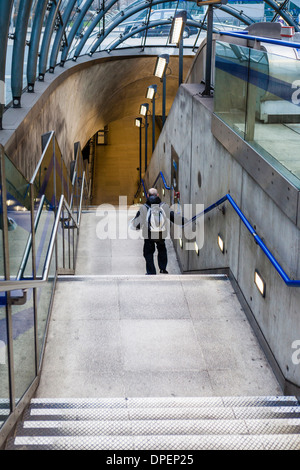 Ältere Mann betritt moderne Canary Wharf London unterirdische u-Bahnstation (von Norman Foster entworfen) - London E14 Stockfoto