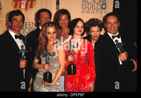 12. Januar 2006 - K118157AM. SCHIRM-SCHAUSPIELER-ZÜNFT PREISE IIN LOS ANGELES. AMERICAN BEAUTY-CAST. PETER GALLAGHER CHRIS COOPER MENA SUVARI ALLISON JANNEY THORA BIRCH ANNETTE BENING KEVIN SPACEY (Kredit-Bild: © Globe Photos/ZUMApress.com) Stockfoto