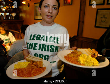 17. März 2006; Manhattan, NY, USA; NY PAPIERE HERAUS. Sandra Finn, 29, der Königinnen, serviert irisches Frühstück zu O'Neills wie der irische Lobby für Immigration Reform (ILIR) eine Kundgebung und Frühstück zur Unterstützung des Kongresses Gesetzgebung von Senator Ted Kennedy und John McCain fortgeschrittene beherbergt. Das Gesetz fordert eine praktische Lösung um die 40.000 undokumentierten Iren in den USA zu halten. Ma Stockfoto