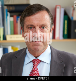 Hausarzt Dr. Robert Mather, 38 Jahre, für den NHS in seinem Sprechzimmer abgebildet gearbeitet hat Stockfoto