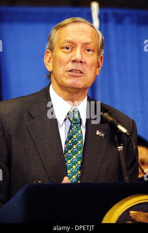 24. April 2006 - New York, New York, US - Präsident U.F.T. Randi Weingarten besucht eine Rechnung Signieren mit dem Gouverneur des Bundesstaates N.Y George Pataki N.Y. Mayor Michael Bloomberg und andere gewählt für Schule Bau.04-24-2006.K47596BC.   / 2006 (Kredit-Bild: © Bruce Cotler/Globe Photos/ZUMAPRESS.com) Stockfoto