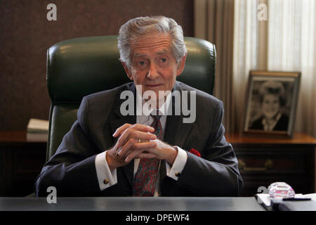 12. Oktober 2006; San Diego, CA, USA; Senior Richter J. CLIFFORD WALLACE, der United States Court Of Appeals für den Ninth Circuit in San Diego, erhalten dem renommierten Edward J. Devitt Distinguished Service, Justice Award vom Supreme Court Richter Anthony Kennedy am Donnerstag, den 19. Oktober Spreckels Theatre in der Innenstadt von San Diego. Obligatorische Credit: Foto von Laura Embry/SDU Stockfoto