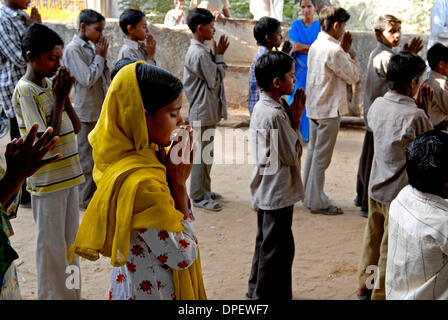 13. Oktober 2006 - Alwar, RAJASTHAN, Indien - ist eine einsame Mädchen umgeben von männlichen Klassenkameraden während Morgengebet an einer Schule in einem Dorf in der Nähe von Alwar, einer Stadt etwa 100 Meilen südlich von Neu-Delhi. Die stark schiefen Zahlen in einigen ländlichen Regionen zeigen 770 weiblichen Babys für jede 1.000 jungen. Viele indische Familien nur schicken ihre Jungen zur Schule; Gefühl, das Geld für Bücher und Uniformen ist auch p Stockfoto