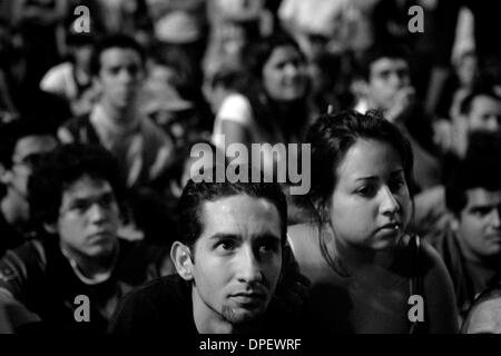 4. Dezember 2006 - Caracas, Venezuela - Rosales-Fans hören zu anderen Oppositionsführer diskutieren Strategien und Optionen während einer late-Night-Kundgebung am Plaza Altamira am Tag nach Hugo Chavez Wiederwahl gewonnen. (Kredit-Bild: © Ramin Rahimian/zReportage.com/ZUMA) Stockfoto