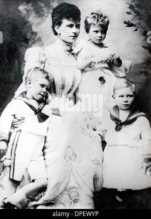 1. November 1906 - London, England, U.K - EDWARD VIII als Kind mit seiner Mutter Herzogin von York (später Queen Consort von George V des Vereinigten Königreichs) und seine Geschwister Prinzessin MARY und Prinz ALBERT FREDERICK GEORGE (später GEORGE VI). Edward VIII hatte traf und sich in einer amerikanischen verheirateten Frau Wallis Simpson verliebt. Edward erkannte, dass er die Wahl zwischen der Krone und Frau Simp Stockfoto