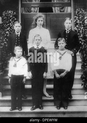 24. März 1965 - London, England, U.K - EDWARD VIII als Kind mit seinen Geschwistern (v.l.) Duke of York ALBERT FREDERICK GEORGE (später GEORGE VI), Prinzessin MARY, Prinz von WALES (später König EDWARD VIII-nach seiner Abdankung Duke of Windsor), Prinz JOHN, Duke of Gloucester (Prinz Heinrich) und Herzog von Kent (PRINCE GEORGE). (Kredit-Bild: © KEYSTONE Bilder USA/ZUMAPRESS.com Stockfoto