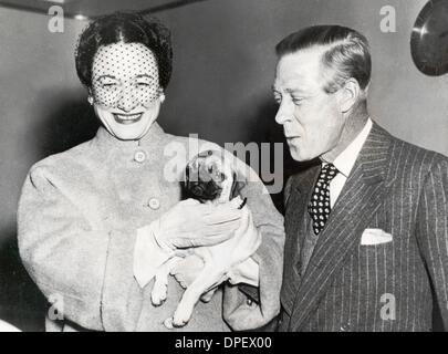 24. März 1965 - Venedig, Italien - EDWARD VIII hatte getroffen und verliebt in eine verheiratete Amerikanerin, Frau WALLIS SIMPSON. Edward erkannte, dass er die Wahl zwischen der Krone und Mrs Simpson, die als eine zweimal geschiedene Frau als Königin annehmbar gewesen wäre. Edward war mit dem Titel Herzog von Windsor und die beiden heiraten. Bild: Der Herzog und die Herzogin mit ihrem drei Monate alten Mops terri Stockfoto