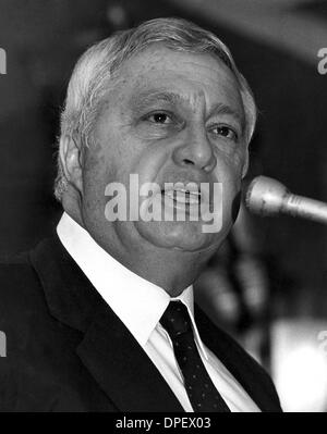 4. Dezember 1984 - New York, NY, USA - (Foto) der israelische Ministerpräsident ARIEL SHARON hielt eine Rede im Sheraton Center, New York City, während der Teilnahme an einem Abendessen durch die Rechtsanwälte Division der Zustand von Israel Bonds. (Kredit-Bild: © KEYSTONE Bilder USA/ZUMAPRESS.com) Stockfoto