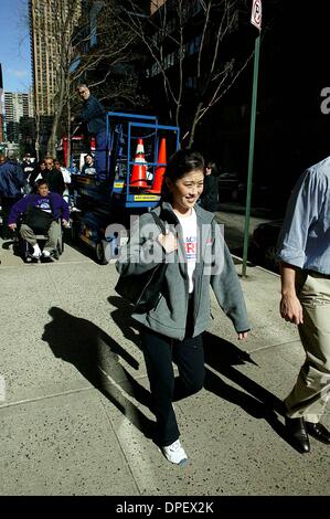 18. April 2006 - New York, New York, US - K47542BC. Promis unterwegs in New York City... 014-18-2006. / 2006.Christy Yamaughi. (Kredit-Bild: © Bruce Cotler/Globe Photos/ZUMAPRESS.com) Stockfoto