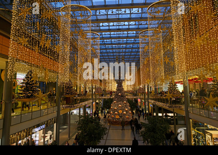 Weihnachtsbeleuchtung am Einkaufszentrum "Potsdamer Platz Arkaden", Berlin, Deutschland Stockfoto