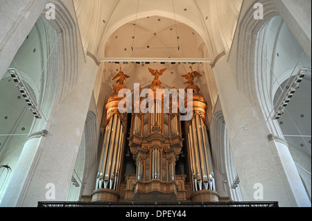 Gewölbte Decke mit Flentrop-Orgel, St. Katharinen-Kirche, Hamburg, Deutschland Stockfoto