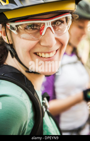 Porträt von weiblichen Radfahrer Fahrrad Brille Stockfoto