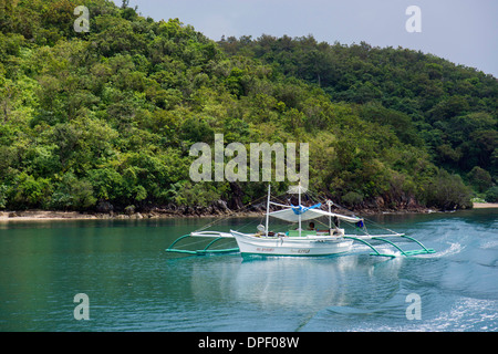 Traditionellen Auslegerboot am Meer, Batasan Balas, Philippinen Stockfoto