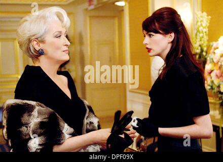 25. Mai 2006 - versagt Magazin Moderedakteurin Miranda Priestly (Meryl Streep) nie, ihr Assistent, Andy Sachs (Anne Hathaway) zu überraschen... K49246ES. TV-FILM-STILLS. VON FOTOS, INC. BEREITGESTELLT. DER Teufel trägt PRADA (Kredit-Bild: © Globe Photos/ZUMApress.com) Stockfoto