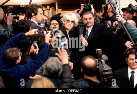 25. Mai 2006 - macht Magazin Moderedakteurin Miranda Priestly (Meryl Streep) ihren Weg durch eine Phalanx von Paparazzi, die ihr jede Bewegung zu folgen... K49246ES. TV-FILM-STILLS. VON FOTOS, INC. BEREITGESTELLT. DER Teufel trägt PRADA (Kredit-Bild: © Globe Photos/ZUMApress.com) Stockfoto