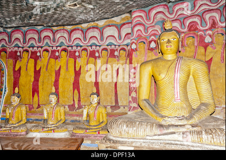 Bunte Wandmalerei, Fresco, viele Mönche stehen neben einander, meditieren Buddha-Statuen, Dhyana Mudra Stockfoto