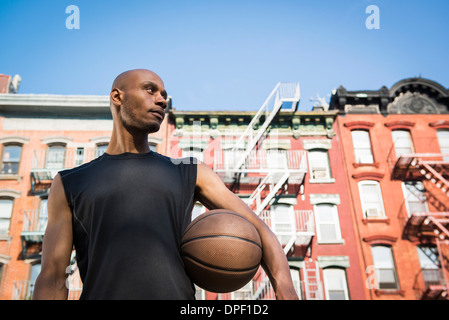 Mann mit basketball Stockfoto