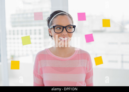 Frau in Gläsern im Kreativbüro Stockfoto