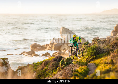 Mountainbiker hochschieben Küstenweg, Monterey Bay Area, Kalifornien, USA Stockfoto
