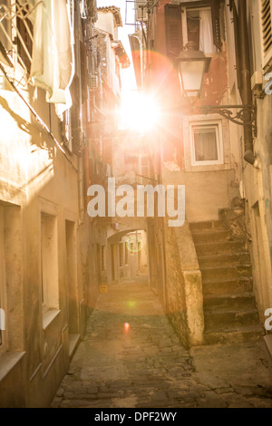 Backstreet im Sonnenlicht, Piran, Slowenien Stockfoto