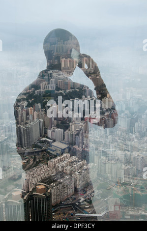 Geschäftsmann mit Smartphone und Hong Kong Stadtbild, zusammengesetztes Bild Stockfoto