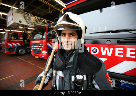 21. Dezember 2006 - Leiden, Niederlande - Feuerwehr (historisch, Feuerwehr) sind umfassend ausgebildet, in erster Linie um gefährliche Brände löschte, die Zivilbevölkerung und Eigentum, um Menschen aus Auto Vorfälle, zusammengebrochen und brennenden Gebäuden und anderen solchen Situationen retten bedrohen Retter. Die zunehmende Komplexität der modernen industrialisierten Lebens mit einer Zunahme des Ausmaßes der Gefahr Stockfoto